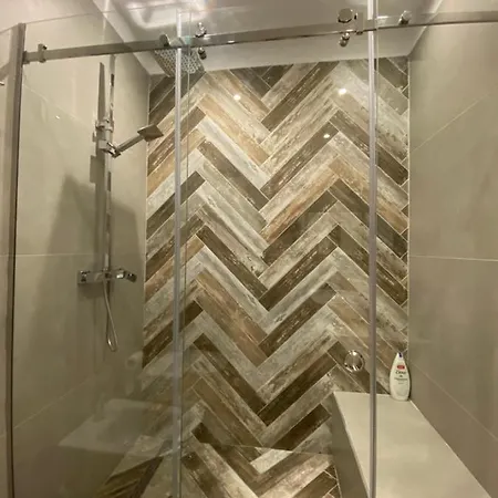 Mel's Place * Tirana