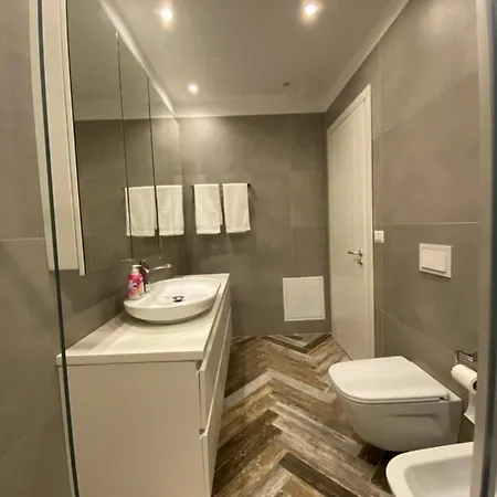 Mel's Place * Tirana