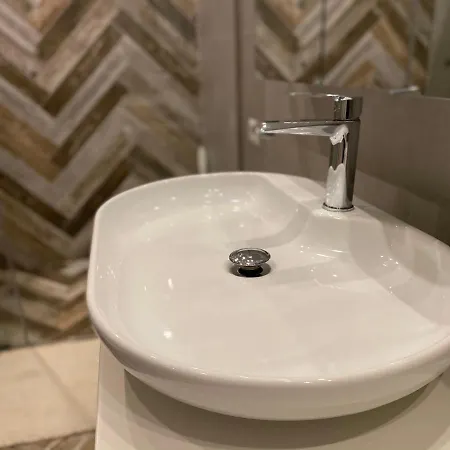 Mel's Place * Tirana